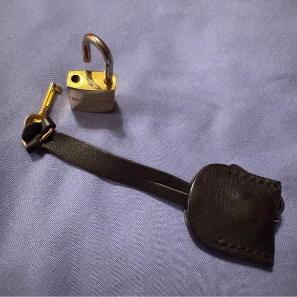 ETRO Lock & Key Set with Leather Clochette Strap - Picture 3 of 6